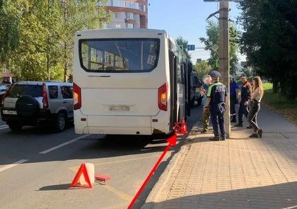 В Сыктывкаре пенсионерка оказалась на больничной койке после поездки на пассажирском автобусе.  Как рассказали в столичной Госавтоинспекции, 48-летний водитель ПАЗика на Оплеснина не заметил 74-летнюю пассажирку, стоявшую у дверей, и начал движение. Женщина выпала из автобуса прямо на проезжую часть и травмировалась.  - Пенсионерка получила ушибленную травму левой голени, была госпитализирована, - добавили в ГАИ.  По факту случившегося начато разбирательство.