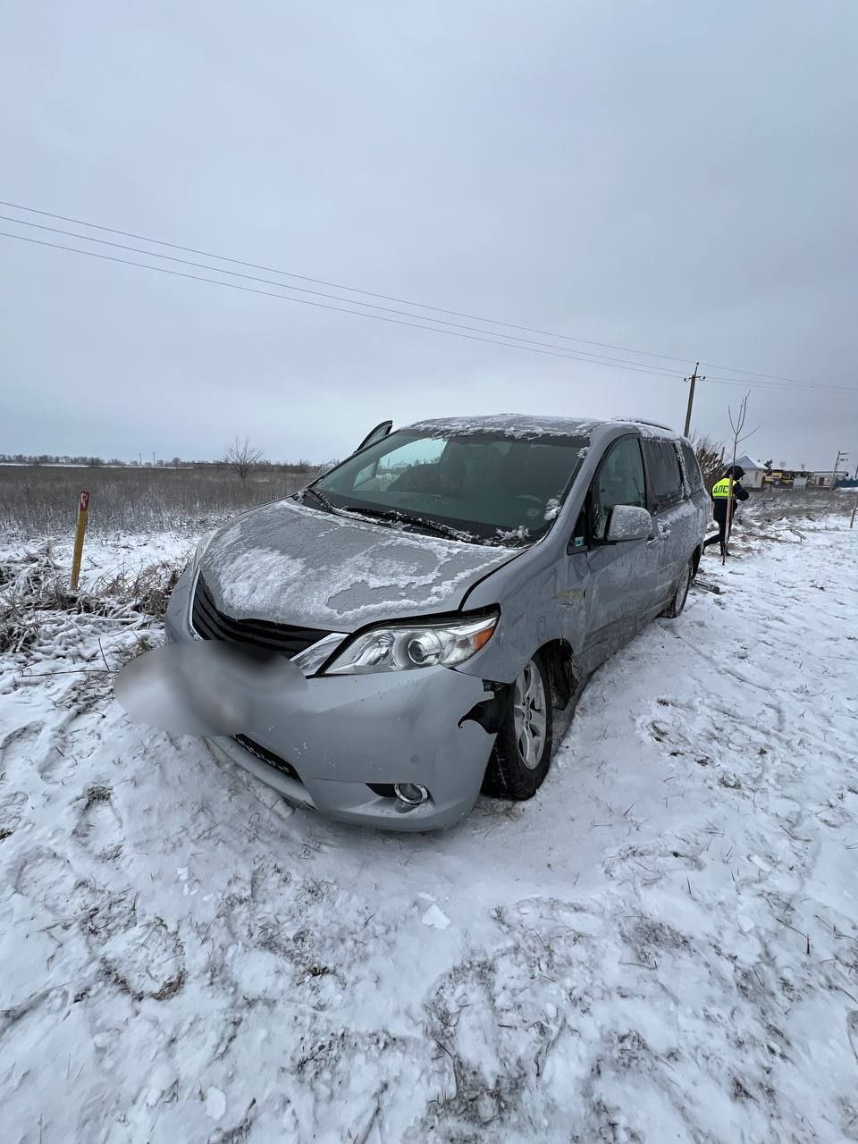 Госавтоинспектопы просят автолюбителей быть особенно внимательными при проезде перекрестков и вблизи пешеходных переходов.   Некоторые светофоры  в городе переведены на аварийный режим работы.  Фото: пресс-служба городского УВД.