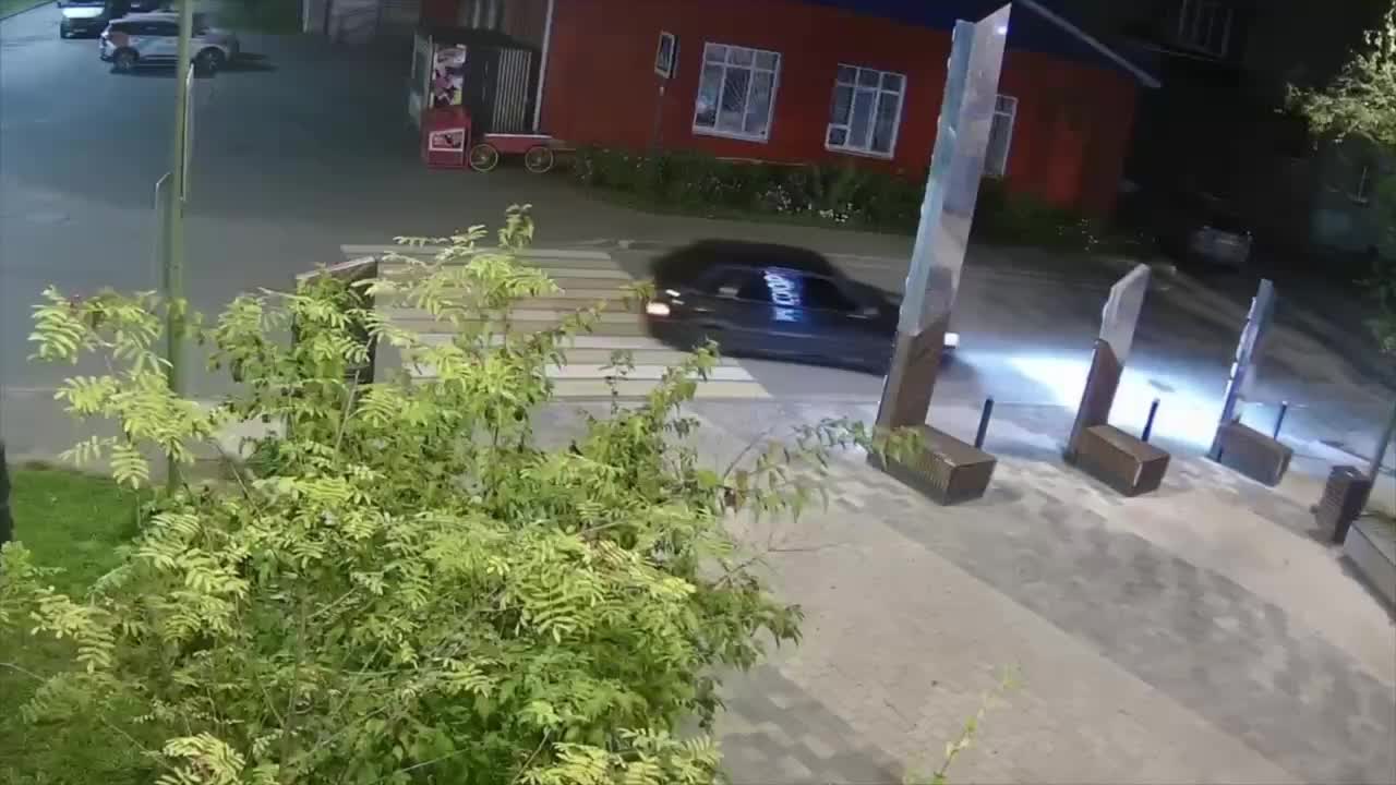 В Казани ищут молодого человека, повредившего входную группу пляжа на Комсомольском озере