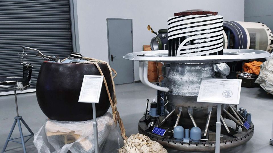 Первая мягкая посадка на другую планету миссия станции Венера 7 СИМФЕРОПОЛЬ 15 дек РИА Новости Крым 15 декабря 1970 года 55 лет назад советская автоматическая межпланетная станция АМС Венера 7 впервые в истории космических путешествий совершила мягкую посадку на поверхность Венеры Станцию массой около 1 2 тонны запустили с космодрома Байконур 17 августа 1970 года Ее разработали и сконструировали специалисты Научно производственного объединения имени Лавочкина Корпус спускаемого аппарата массой 500 кг построили из титана чтобы он смог выдержать давление до 180 атмосфер и температуру в 540 градусов по Цельсию Внутри размещались радиотехническая телеметрическая и измерительная аппаратура блоки автоматики источники электропитания а также вентилятор системы терморегулирован Подробнее