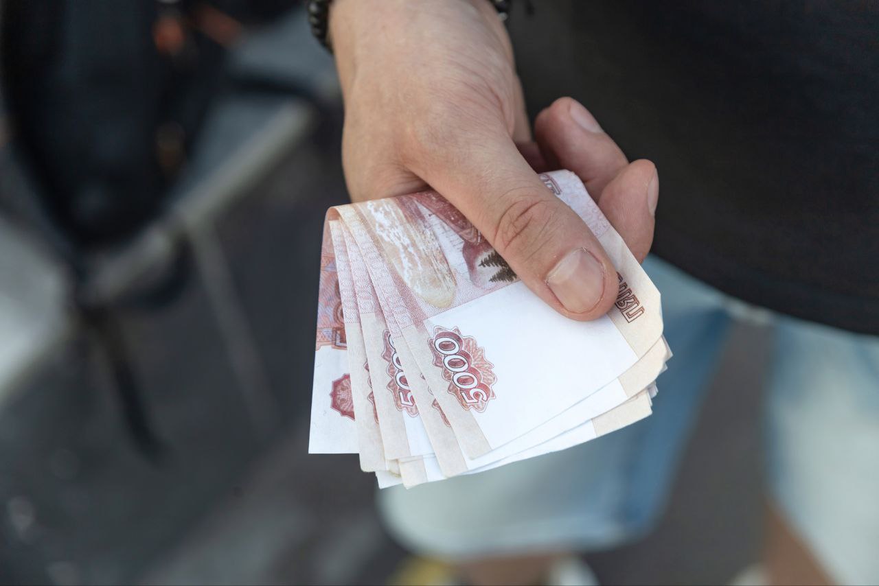 50 видов деятельности и подставные фирмы: в Оренбуржье бизнесмен уклонился от налогов на 7 млн Обвиняемый - уроженец Армении, который приобрел гражданство РФ и на территории региона организовал компанию, которая содержала в себе 50 наименований видов деятельности. Об этом сообщает Оренбургский районный суд. Общество приносило доход, но образовалась задолженность по налогам, сборам и страховым взносам - всего около 6 000 000 рублей. Дело дошло до суда. Выяснилось, что судебные приставы направили постановления о взыскании со счетов Общества налога, сбора, штрафа и пени на сумму свыше 7 000 000 рублей. Бизнесмен не хотел платить и придумал схему ухода от уплаты налога с помощью соответствующих расчетов с клиентами через контрагентов и подставные фирмы. Так, только за 2024 год он получил незаконный доход свыше 8 000 000 рублей. Суд в итоге оштрафовала подсудимого на 300 000 рублей.