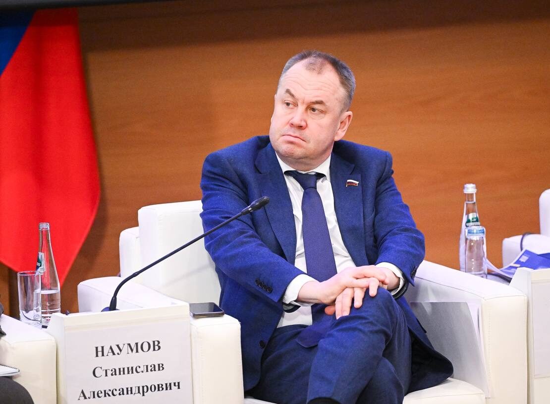 Конфликт депутата ГосДумы несостоявшегося кандидата в Губернаторы Свердловской области Станислава Наумова с руководством ЛДПР продолжается Наумов лишился должности Первого замруководителя фракции после того как озвучил планы по переходу в ЕР Вместо него должность занял не чужой для УрФО человек депутат Владимир Сысоев В Тюменской матрешке его знают как бывшего бизнес партнера Олега Чемезова экс вице губернатор Свердловской области сейчас в СИЗО