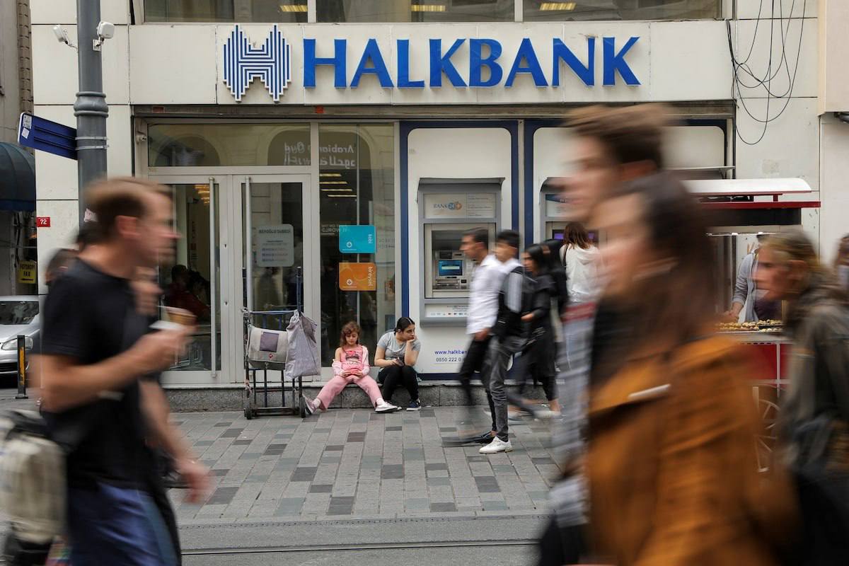 США отклонили апелляцию Турции по делу Halkbank Верховный суд США отказался рассматривать апелляцию государственного турецкого банка Halkbank пытавшегося избежать уголовного преследования по обвинениям в мошенничестве отмывании денег и обходе санкций против Ирана В силе остается решение нижестоящего суда позволившего продолжить дело возбужденное прокуратурой США в 2019 г Halkbank государственный банк Турции обвиняется в обходе санкций США против Ирана и отмывании миллиардов долларов через фиктивные схемы Верховный суд США в 2023 г разрешил вести уголовное дело против банка а теперь Halkbank пытается добиться его закрытия ссылаясь на дипломатический иммунитет