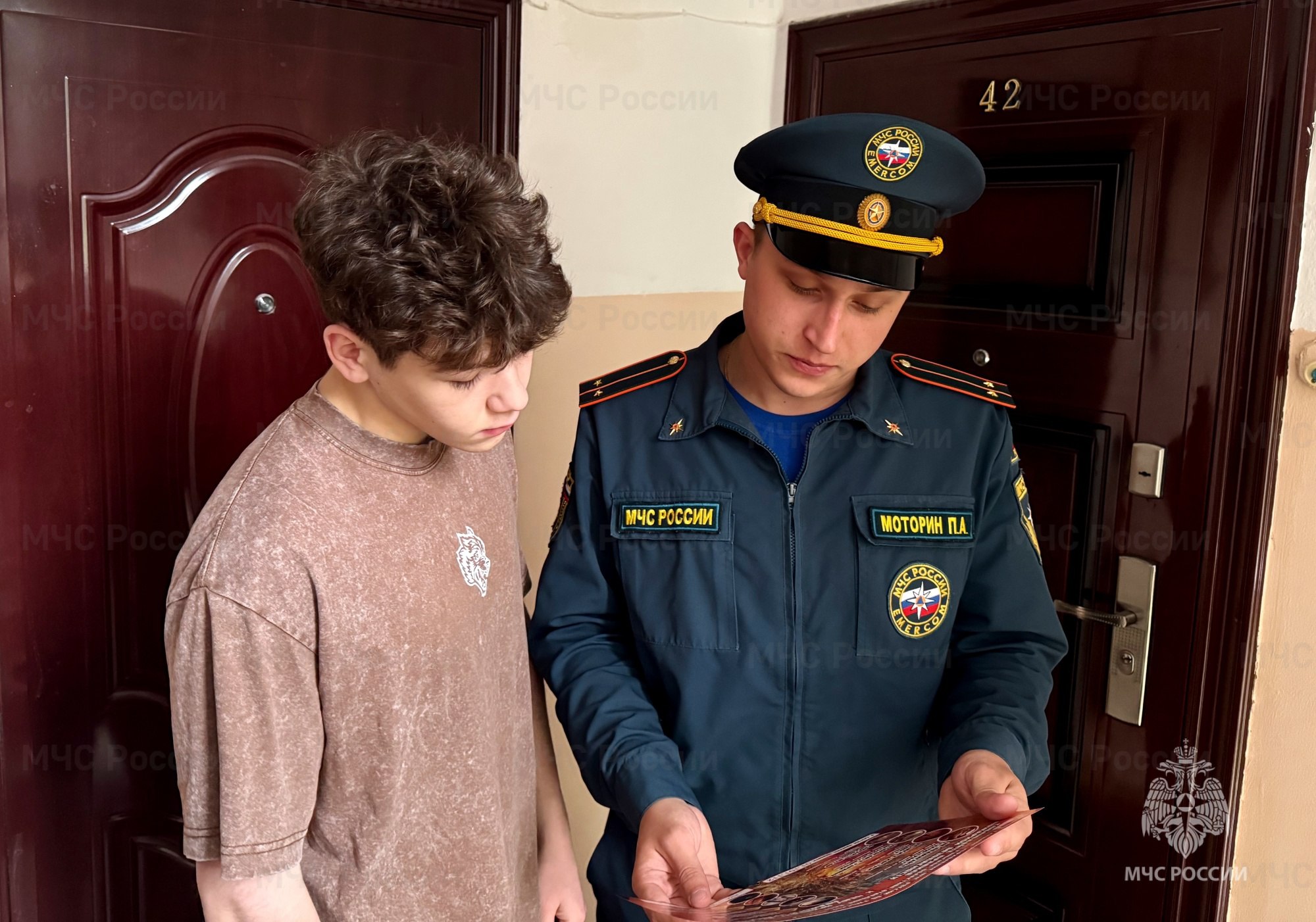 В Кимовске стартовала профилактика летних рисков В любой сезон года сотрудники МЧС России просвещают граждан об опасностях и рисках, которые могут их поджидать. В связи с приближением теплого летнего периода спасатели проводят профилактические встречи с жителями, где напоминают им о правилах безопасного поведения, тем самым ограждая население от возникновения чрезвычайных ситуаций и происшествий. На этот раз инспекторы государственного пожарного надзора встретились с жителями Кимовска. Более 400 человек узнали о том, что по статистике наибольшее число пожаров происходит в жилых секторах, при этом нередко они несут за собой гибель и травмирование людей. Специалисты чрезвычайного ведомства объяснили кимовчанам, что знание противопожарных мер и неукоснительное их соблюдение должно всегда быть в приоритете. О безопасном поведении от сотрудников МЧС России узнало и подрастающее поколение. МЧС Тульской области подписаться