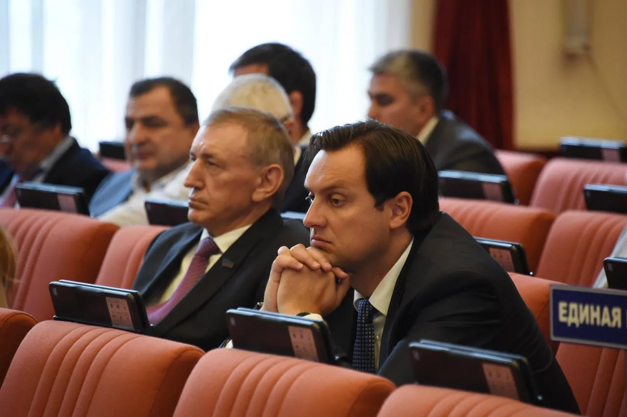 Бывший депутат народного собрания Дагестана арестован по делу о хищении 137 миллионов рублей при закупках экспресс тестов на коронавирус сообщила объединенная пресс служба судов региона Как уточняют РИА Новости речь идет о депутате Кирилле Глазове Кировский районный суд города Махачкалы рассмотрел ходатайство органа предварительного следствия об избрании меры пресечения в виде заключения под стражу в отношении бывшего депутата регионального парламента обвиняемого в совершении преступления предусмотренного частью 4 статьи 159 УК РФ мошенничество совершенное в особо крупном размере Обвиняемый заключен под стражу сроком на два месяца то есть до 13 июня 2026 года включительно По версии следствия обвиняемый занимая должность первого зампредседателя комитета по здравоохранению с ноября 2021 по март 2022 года в сговоре с экс советником главы республики и другими неустановленными людьми организовал схему хищения бюджетных средств при закупке экспресс тестов для выявления коронавирусной инфекции РИА Дагестан в МАХ