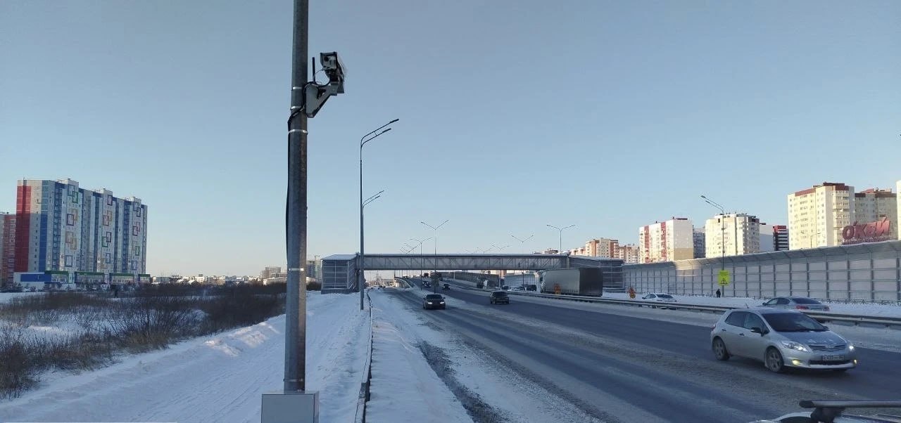 Сегодня в Тюменской области заработали новые камеры фиксации нарушений ПДД Камеры установлены и работают на опасных участках дорог Тюмень Боровский Богандинский 1 км ограничение скорости 60 км час Тюмень Аэропорт 7 км ограничение скорости 90 км час обход Тюмени 2 км ограничение скорости 60 км час обход Тюмени 6 км ограничение скорости 90 км час обход Тюмени 17 км ограничение скорости 60 км час обход Тюмени 23 км ограничение скорости 90 км час подъезд к с Луговое 2 км ограничение скорости 60 км час Тюмень Салаирка гр Свердловской обл 0 км ограничение скорости 60 км час Тюмень Салаирка гр Свердловской обл 10 км ограничение скорости 90 км час Тюмень Салаирка гр Свердловской обл 18 км ограничение скорости 60 км час Начальник Управления Госавтоинспекции Тюменской области Андрей Миллер Комплексы будут выявлять нарушения скоростного режима нарушения правил применения ремней безопасности как водителями так и пассажирами нарушения правил пользования водителем мобильным телефоном езду без включенных фар ближнего света езду без включенных фар в ночное время суток   Как сообщает Главное управление строительства Тюменской области в 2026 году на дорогах региона установят 101 комплекс фотовидеофиксации 36 стационарных в Тюмени Ишиме Заводоуковске и Тобольске 56 передвижных комплексов на автомобильных дорогах регионального межмуниципального значения и 9 передвижных комплексов на дорогах федерального значения Госавтоинспекция Тюменской области в MAX Подписывайтесь на нас в МАХ