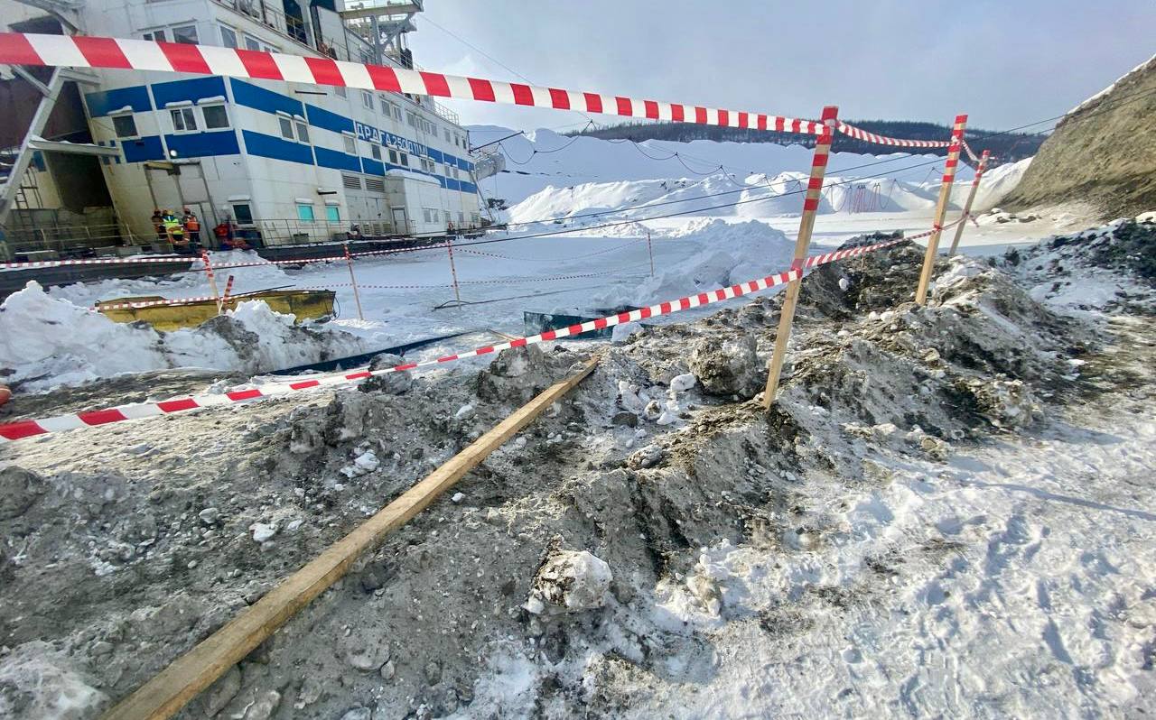 ‼  В Бодайбинском районе по факту несчастного случая на карьере возбуждено уголовное дело   13 марта 2025 года на карьере в Бодайбинском районе во время очистки от снега грунтовой площадки бульдозер провалился под лед в заполненный водой котлован. В результате происшествия погибли два работника.  По данному факту Бодайбинским межрайонным следственным отделом СУ СК России по Иркутской области возбуждено уголовное дело по признакам преступления, предусмотренного ч. 3 ст. 143 УК РФ  нарушение требований охраны труда, повлекшее по неосторожности смерть двух лиц .  В настоящее время следователи проводят все необходимые следственные действия, устанавливают обстоятельства произошедшего.