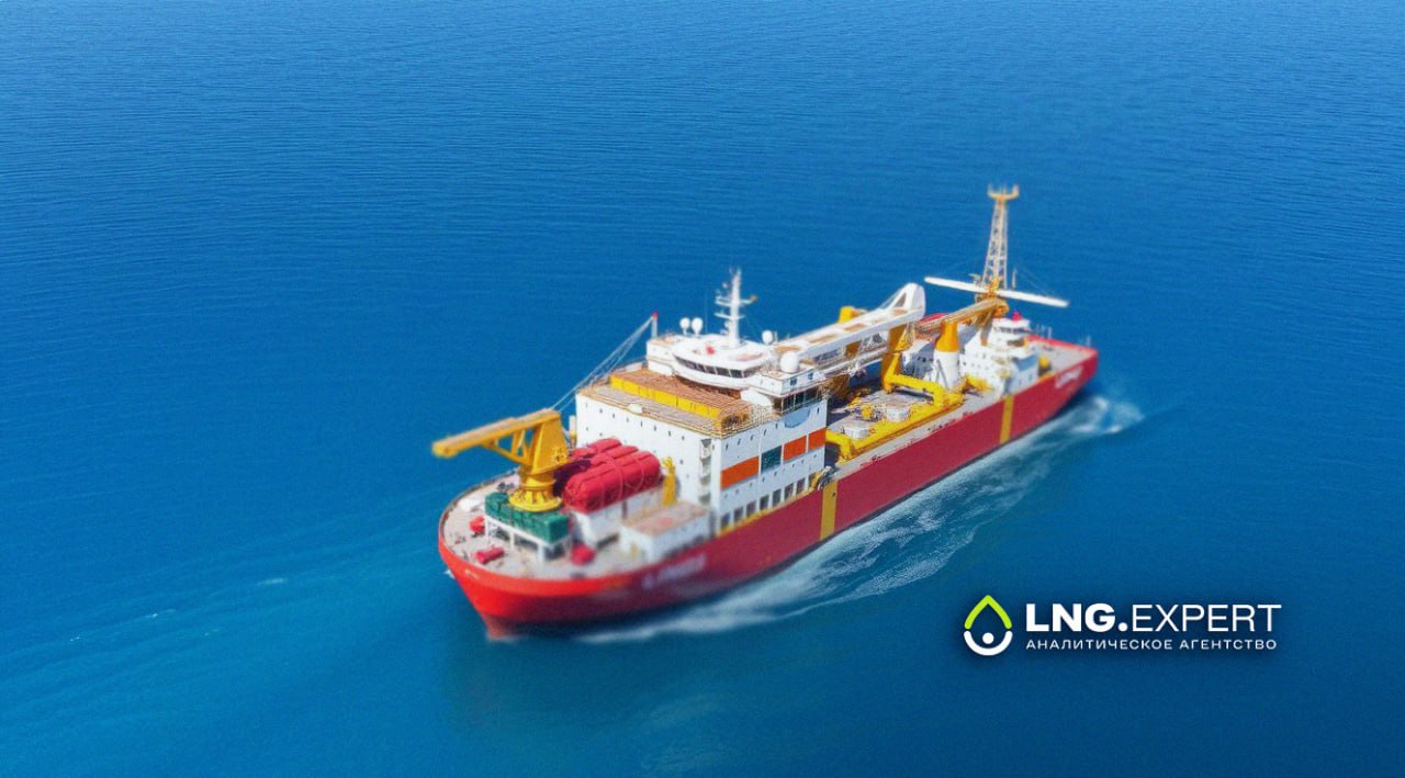 Eni готовится запустить вторую плавучую платформу СПГ в Мозамбике Итальянская энергетическая группа Eni планирует утвердить окончательное инвестиционное решение по проекту второй плавучей платформы для сжиженного природного газа СПГ в Мозамбике Церемония подписания с участием президента Мозамбика Даниэля Шапо и генерального директора Eni Клаудио Дескальци состоится в столице Мапуту в четверг пишет Baird Maritime ссылаясь на сообщение Reuters Ожидается что новая платформа Coral North одобренная правительством Мозамбика в апреле 2025 года будет производить 3 5 млн тонн СПГ в год Это позволит удвоить существующие мощности страны по производству сжиженного газа Проект продолжает успешную реализацию первой платформы Coral South начавшей экспорт из Мозамбика в 2022 году Преимущество морских проектов Eni заключается в их независимости от проблем с безопасностью с которыми столкнулись наземные терминалы СПГ других международных компаний в регионе TotalEnergies и ExxonMobil   Больше новостей и информации на нашем сайте LNGexpert АналитическоеАгентство Мозамбик Eni СПГ ТерминалСПГ ПлавучаяПлатформаСПГ Проекты
