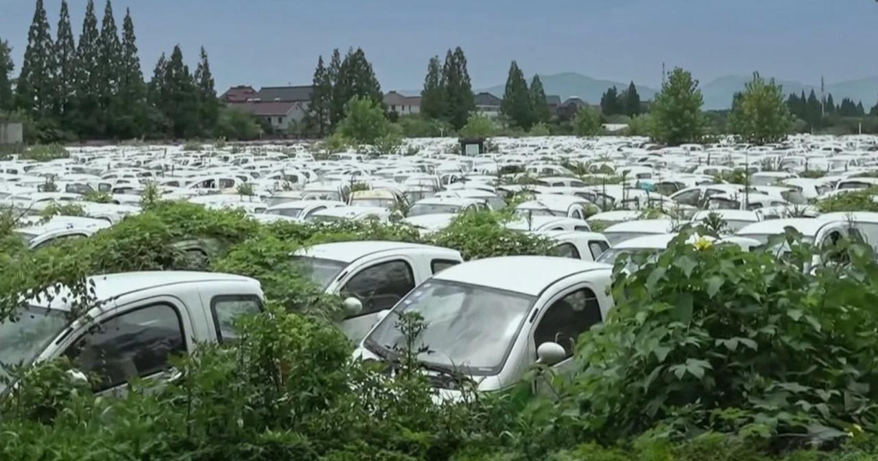 Китай вступает в фазу масштабного вывода из эксплуатации аккумуляторных батарей в связи с чем власти страны усилят контроль за их переработкой и комплексным использованием В соответствии с временными мерами которые вступят в силу 1 апреля 2026 года предполагается создание национальной информационной платформы отслеживания батарей Каждый аккумулятор получит свой цифровой идентификатор По данным Министерства промышленности и информационных технологий КНР поскольку срок службы аккумуляторных батарей более ранних моделей электромобилей подходит к концу из за снижения емкости Объёмы колоссальные более 1 млн тонн geonrgru YouTube sponsr ru