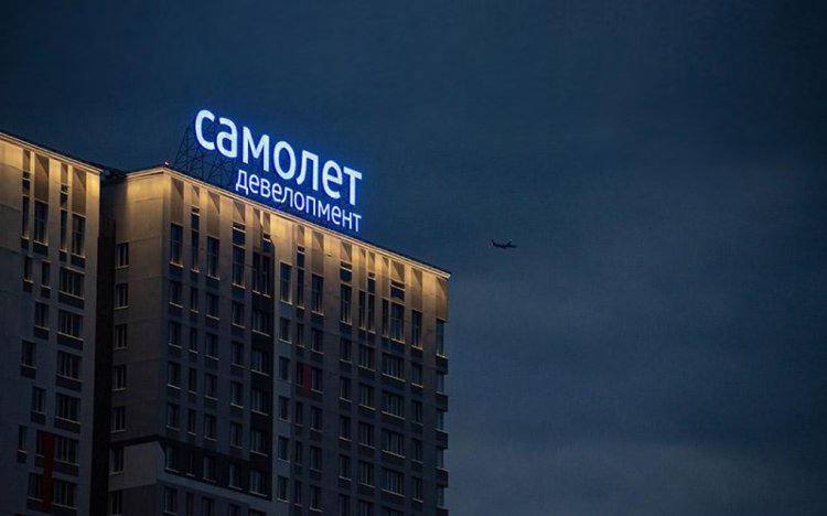 «Самолет» выставляет на продажу участок на Васильевском острове за 5,5 млрд рублей Федеральный девелопер «Самолет» намерен продать земельный участок площадью 3,8 га на Васильевском острове в Санкт-Петербурге, сообщает «Коммерсантъ СПб». Стоимость актива оценивается в 5–5,5 млрд рублей, а потенциальным покупателем называют петербургскую ПСК Максима Штерна. Участок, ранее принадлежавший ликвидированному банку и структуре Газпромбанка, был приобретен «Самолетом» в 2023 году за 4-4,5 млрд рублей. На участке планировалось возвести около 100 тыс. м² недвижимости, половина из которых - жилье. Для завершения проекта потребовалось бы инвестировать около 17 млрд рублей, а потенциальная выручка оценивается в 25 млрд рублей.