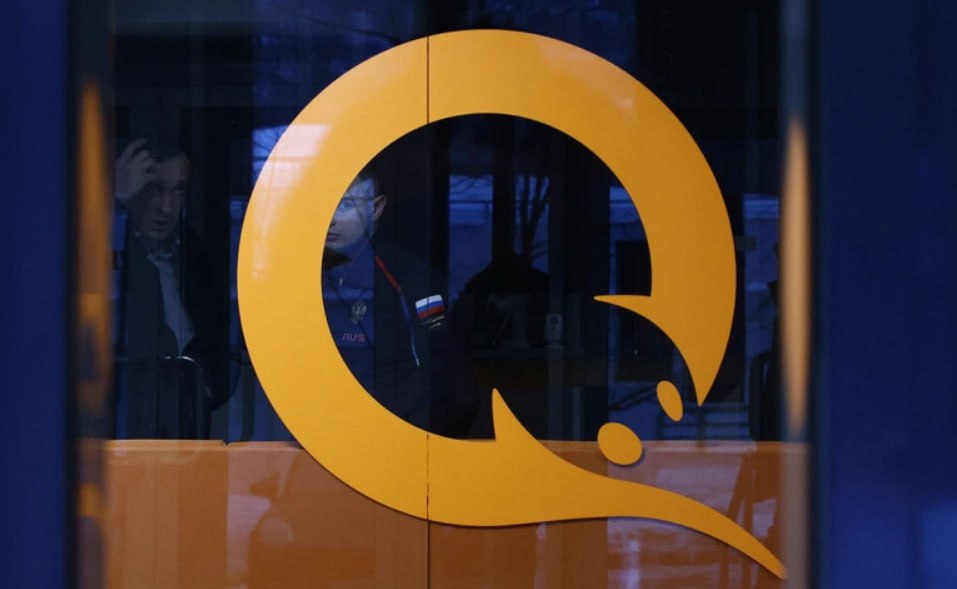 Компания АО Киви которая консолидировала российские активы после раздела международной платежной группы QIWI и не смогла сохранить лицензию QIWI Банка возвращается на рынок с новым платежным проектом Она перезапустила электронный кошелек на базе банка Евроальянс принадлежащим микрофинансовой компании Займер Об этом РБК рассказали представители компаний Новый кошелек получил название Qplus Он позволит переводить хранить денежные средства и совершать платежи его пользователи также смогут выпустить виртуальную зарубежную карту в тенге которую можно пополнять в рублях Международным партнером Qplus заявлена платежная система Qiwi Kazakhstan это дочерняя структура международной группы NanduQ до августа 2024 года называлась QIWI Фото Андрей Любимов РБК РБК в Telegram и MAX