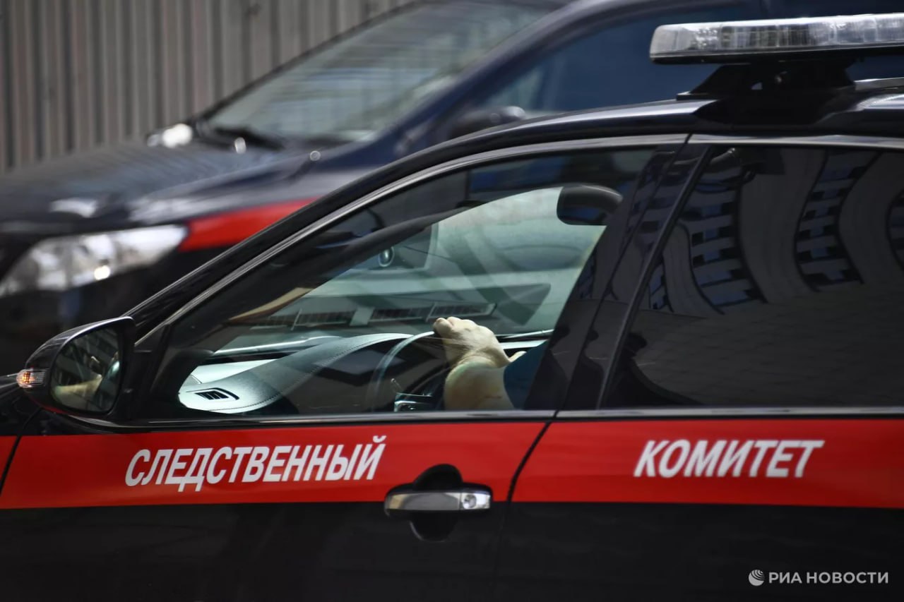 В Хабаровском крае арестовали гендиректора фирмы "Креатив". Арестован гендиректор фирмы "Креатив" Иван Дмитриев, похитившей 650 миллионов рублей на оборонных контрактах в Хабаровском крае, сообщили РИА Новости в пресс-службе главного военного следственного управления СК России. По данным следствия, в 2019 году ООО "Креатив" заключило с государственным заказчиком контракты на производство строительных работ в Хабаровском крае на сумму более 900 миллионов рублей. Подчеркивается, что контролировать исполнение контрактов должен был Дмитриев. Отмечается, что в 2019-2020 годы ООО "Креатив" строительные работы в полном объеме не выполнило, выплаченными в качестве аванса 650 миллионами рублей Дмитриев распорядился по своему усмотрению. В настоящее время он арестован. "В целях обеспечения приговора в части взыскания штрафа, гражданского иска и имущественных взысканий судом на имущество Дмитриева наложен арест на общую сумму свыше 20 миллионов рублей" , - добавляется в сообщении.