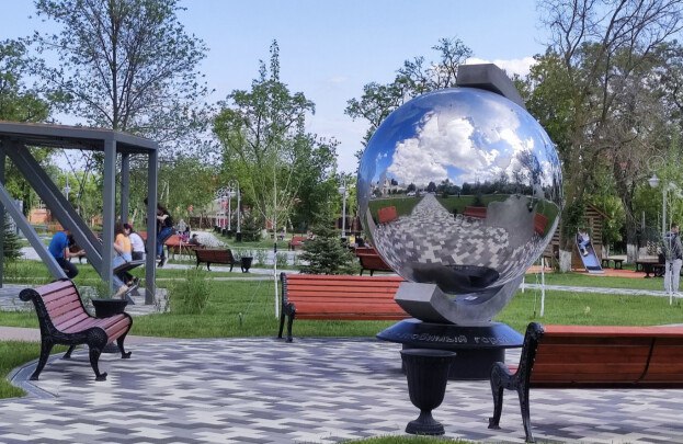 В трех городах Дона определены лидеры голосования за объекты благоустройства За восемь дней до окончания всероссийского онлайн-голосования по выбору объектов благоустройства в Ростовской области, жители региона определили свои приоритеты. На первом месте – проект благоустройства центральной аллеи проспекта Металлургов в Белой Калитве, который предполагает новое освещение, камеры видеонаблюдения, скамейки, урны, новую плитку и озеленение. За него проголосовало более 21 тысячи человек. Жители города Шахты активно голосуют за преображение площади имени Ленина, которая занимает второе место в голосовании за объекты благоустройства. Проект предусматривает создание современного места для отдыха и проведения мероприятий, с модернизированными фонтанами, новыми лавочками и урнами, а также высадкой деревьев и цветов. За этот проект отдано уже более 20 тысяч голосов. Третье место в голосовании занимает территория в ЖК Левенцовском Ростова-на-Дону – более 16 тысяч голосов. Здесь планируется новое общественное пространство. На четвертом месте, с минимальным отрывом, сквер строителей в Ростове-на-Дону, за него отдали около 16 тысяч голосов. Центральная площадь в селе Самарском Азовского района замыкает пятерку лидеров. Здесь планируется обустройство площади, которая станет местом проведения публичных мероприятий. Этот проект уже набрал свыше 15 тысяч голосов. Голосование проходит по федеральному проекту «Формирование комфортной городской среды» национального проекта «Инфраструктура для жизни». Южная служба новостей