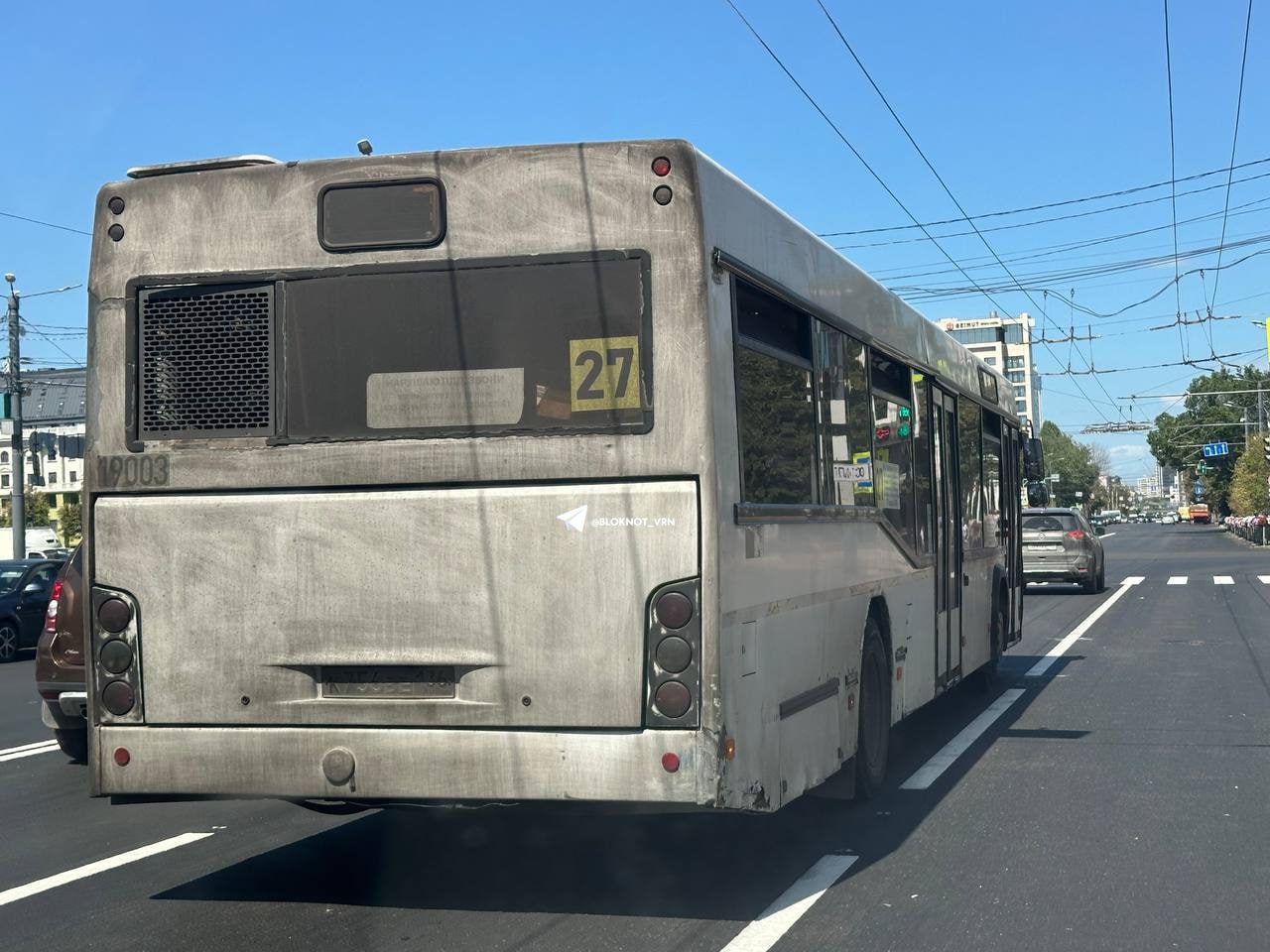 Стоимость проезда в автобусах в Воронежской области тоже повысится С11 августа цены на проезд в городских поселениях и округах увеличиваются до 27 рублей при оплате наличными и до 25 рублей при безналичном расчете. На фото автобус №27 в саже и с черным выхлопом показывает нам, за что мы платим. Сайт / Телеграм / YouTube / TikTok / Поддержать
