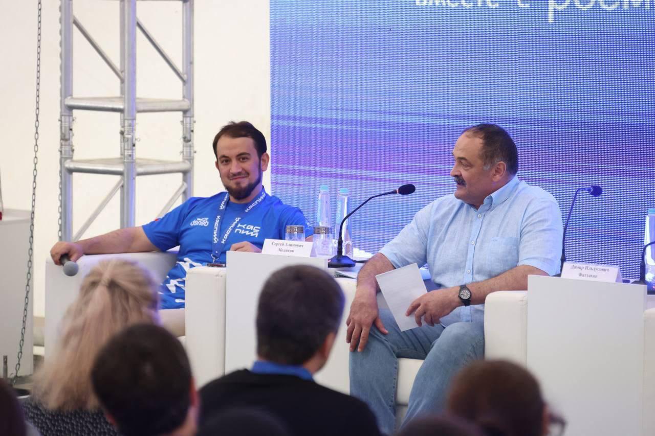 Дагестан возглавил рейтинг по эффективности взаимодействия Главы региона и ЦУР Глава Республики Дагестан Сергей Меликов и руководитель Центра управления регионом ЦУР Исрафил Исрафилов заняли первое место в медиарейтинге по количеству совместных упоминаний в федеральных и региональных СМИ Рейтинг составлен по итогам июля и августа 2025 года и отражает активность глав субъектов РФ и их взаимодействие с руководителями ЦУР Анализ проводился на основе данных агрегаторов Дзен Новости Google Новости а также системы мониторинга СМИ Медиалогия Второе место в рейтинге заняла Удмуртская Республика третье Курская область Высокие позиции Республики Дагестан свидетельствуют о слаженной работе регионального руководства и Центра управления регионом а также о высокой степени открытости власти и внимательном отношении к обращениям и запросам граждан Эксперты отмечают что устойчивое информационное присутствие и активная коммуникация между органами власти и населением являются важными индикаторами эффективного управления и цифровой трансформации в регионах