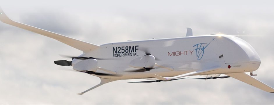 Доставка беспилотниками Медицина Средняя дальность США Cento от MightyFly доставят диагностические наборы в клиники и лаборатории Американский разработчик и оператор электрических курьерских аппаратов вертикального взлета и посадки eVTOL MightyFly заключил пятилетний контракт с калифорнийской медицинской компанией на сумму в 50 млн речь идет о крупнейшей соответствующей сделке в истории Сервис стартует в Калифорнии затем охватит Неваду и наконец выйдет на национальный уровень Контракт подтверждает что крупные B2B клиенты готовы доверять автономным воздушным судам критически важные логистические операции Аппараты MightyFly под названием Cento займутся экспресс доставками диагностических наборов в клиники магазины розничной торговли и лаборатории Дроны компании отличаются солидной грузоподъемностью и способностью посещать несколько точек в рамках одного перелета кроме того аппараты несут на борту холодильники Cento переносят грузы весом порядка 45 кг на расстояния свыше 1 6 тыс км со скоростью около 241 км ч По словам представителей компании внедрение платформ сократит операционные издержки на 70 и ускорит доставку в 3 раза MightyFly уже провела более 400 испытательных полетов включая демонстрацию автоматической погрузки разгрузки Важно что компания получила разрешения от Федерального управления гражданской авиации США FAA на испытания в нескольких воздушных пространствах Калифорнии Это критически важный шаг на пути к полной коммерциализации MightyFly позиционирует себя не как сервис доставки маленьких посылок на короткие расстояния а как платформа для среднемагистральных грузоперевозок mid mile logistics Высокая скорость большая дальность и возможность многоточечных маршрутов позволяют ей напрямую конкурировать с наземным транспортом и коммерческими авиаперевозками предлагая более быстрое и дешевое решение Заявленное снижение выбросов углекислого газа составляет до 64 по сравнению с традиционными delivery фургонами и до 92 по сравнению с небольшими самолетами ProUAV по материалам DroneLife фото MightyFly