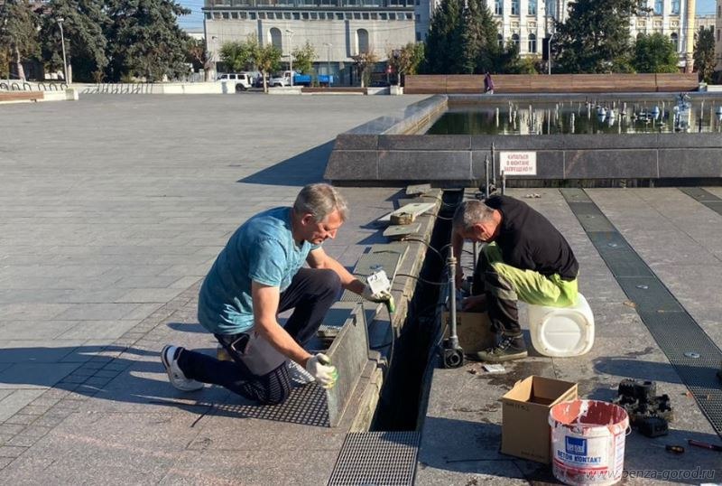 В Пензе коммунальщики начали готовить главный городской фонтан к зиме. Закончить процесс планируется в течение месяца.  В 2023 году каркас обшивали деревянным коробом и закрывали специальным материалом во второй половине сентября. В 2022-м - тоже: работы стартовали 15 сентября.  А вот в 2021-м и 2020-м фонтан радовал пензенцев дольше: его консервировали в ноябре и октябре соответственно.