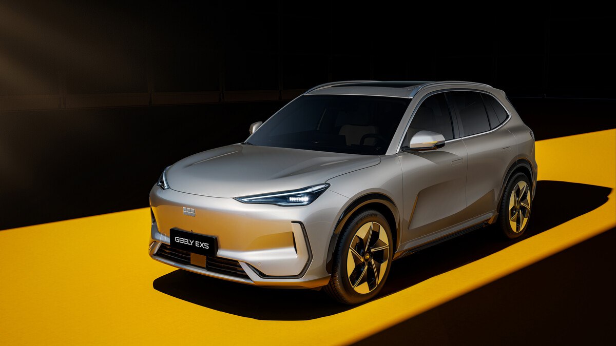 На заводе «БЕЛДЖИ» начали производить электромобили Речь идет про Geely EX5. Это электрический кроссовер, который похож на бензиновый Geely Atlas, но содержит технические новшества, которые характерны для электромобилей. Например, помощник водителю, сигналы, навигацию, причем в машине все русифицировано. Сообщается, что электрокар оснащен электромотором мощностью 218 л. с., а полного заряда хватает на 430 км.