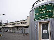 Поврежденный в ходе атаки «Шахедов» музей ретро-автомобилей - это музей автомобилей Януковича в Межигорье, свидетельствуют фото здания и номера авто.  В частности, пострадал белый автомобиль «Волга» с номерами ГАЗ 21, который попадал на фото с музея.