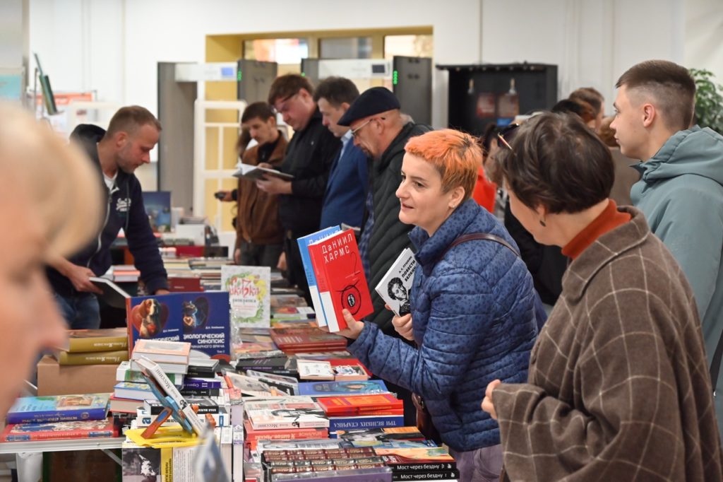 В Рязани прошел круглый стол по мерам поддержки книжной отрасли Профессионалы книжной отрасли собрались за круглым столом в библиотеке имени Горького чтобы обсудить лучшие практики продвижения книги и поддержки издательского дела Встреча прошла в рамках Фестиваля национальной книги Читающий мир 6 Доступность литературы для комплектования фондов вызывает серьезную озабоченность библиотечного сообщества отметила директор библиотеки имени Горького Наталья Гришина О ситуации в отрасли рассказала президент Ассоциации книгораспространителей Светлана Зорина Число наименований книг растет а общий тираж выпускаемой литературы падает Книга дорожает Но наибольшую тревогу вызывает уменьшение числа книжных магазинов которые не выдерживают конкуренцию с маркетплейсами работающими в других более щадящих экономических условиях Участники встречи выступили с предложениями поддержки книжной отрасли Одной из них станет внедрение в 2026 году Детской книжной карты с помощью которой детям в возрасте
