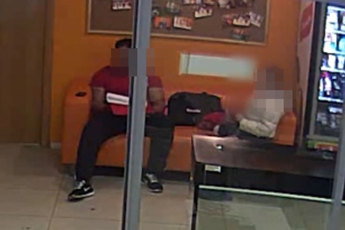 Тренеру Сушко запросили 18 лет колонии за мастурбацию перед второй девочкой В Краснодарском крае в понедельник 17 ноября состоится вынесение приговора екатеринбургскому фитнес тренеру Сушко Алексей вновь обвиняется в мастурбации перед несовершеннолетней сообщает КП Екатеринбург По версии следствия екатеринбуржец обнажил свой половой орган перед 12 летней школьницей Инцидент произошел 20 июля 2024 в Анапе где Сушко ранее уже отсидевший по аналогичному обвинению находился на отдыхе с матерью и сыном Сам обвиняемый на суде заявил что зашел в подъезд помочиться в бутылку Якобы поблизости не был туалетов а он на тренировке выпил много воды и поэтому почувствовал сильные позывы к мочеиспусканию пишет КП Екатеринбург Алексей Сушко обвиняется по пункту а части 5 статьи 132 УК РФ Насильственные действия сексуального характера совершенные лицом имеющим судимость за ранее совершенное преступление против половой неприкосновенности несовершеннолетнего прим Uralweb uralweb ru