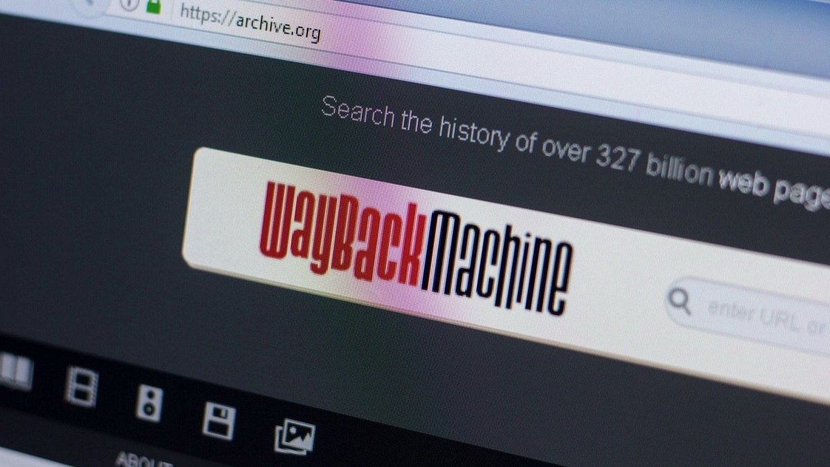 Internet Archive взломан. Похищены данные 31 млн пользователей  У сайта Wayback Machine, принадлежащего некоммерческой организации «Архив интернета»  Internet Archive , произошла утечка данных. Неизвестные злоумышленники взломали сайт и похитили аутентификационную БД пользователей, содержащую более 31 млн уникальных записей.