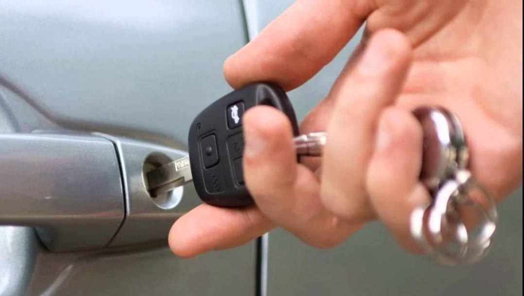 В Адыгее перед судом предстанут несовершеннолетние по факту угона автомобиля   Следователями следственного отдела по Майкопскому району следственного управления СК России по Республике Адыгея завершено расследование уголовного дела в отношении двоих несовершеннолетних, по признакам преступления, предусмотренного п. «а» ч. 2 ст. 166 УК РФ  неправомерное завладение автомобилем без цели хищения, группой лиц по предварительному сговору  и ч. 1 ст. 166 УК РФ  неправомерное завладение автомобилем без цели хищения .     В ходе расследования установлено, что в апреле-мае 2025 года в ночное время несовершеннолетние местные жители, учащиеся одной из школ похитили автомобиль отечественного производства. В результате проведенных сотрудниками отдела внутренних дел оперативно-розыскных мероприятий злоумышленники были задержаны, похищенные автомобили изъяты и возвращены законным владельцам.     Уголовное дело с утвержденным прокурором Майкопского района обвинительным заключением направлено в суд для рассмотрения по существу.     Следком по Адыгее