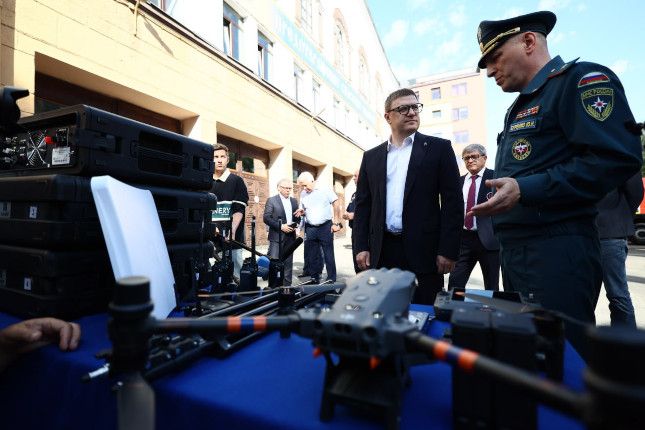 Алексей Текслер передал новую спецтехнику областным подразделениям МЧС   www up74 ru articles news 165637 Машины оборудование и спасательные средства были приобретены за счет регионального бюджета