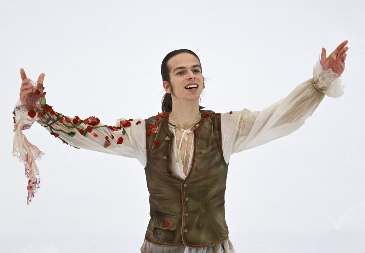 Гуменнику не одобрили музыку в короткой программе на ОИ в Милане Пётр не сможет использовать композицию Парфюмер из за авторских прав Команда спортсмена узнала об этом за день два до отлёта в Милан сообщает РИА Новости источник близкий к ситуации Фигурист и его команда рассматривают различные варианты действий Спортсмену может понадобиться срочно решать вопрос с правами или менять программу В качестве замены может выступить постановка Дюна news matchtv РИА Новости Алексей Даничев