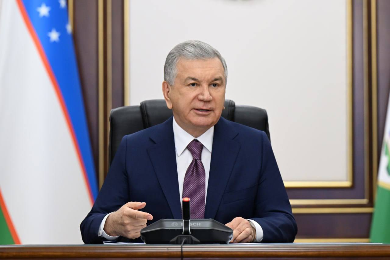 Реформа военного образования в Узбекистане: создание Университета военной безопасности и новые образовательные модели    Шавкат Мирзиёев утвердил масштабные изменения в системе военного образования, направленные на подготовку высококвалифицированных кадров для вооружённых сил. Реформа предусматривает создание Университета военной безопасности и обороны на базе Академии вооружённых сил, а также внедрение современных программ обучения.    Целями реформы являются повышение престижа военного образования, внедрение дуального обучения, где теория тесно сопряжена с практикой, а также укрепление обороноспособности через науку и инновации.   В рамках изменений системы предусмотрено создание единого военного университета. В его состав войдут:  5 институтов  Высшая школа сержантов  школа авиации и БПЛА, которая также получит статус института   Это позволит централизовать управление и усилить взаимодействие между учебными заведениями.    Помимо этого будут реализованы новые программы подготовки:  для сержантов — развитие лидерских качеств, обучение работе с современным оружием и тактиками  гибридная модель «2+2» — отбор студентов из гражданских вузов  2-й курс  по 18 специальностям, включая психологию, связь и логистику  двойные дипломы — выпускники военных вузов будут получать квалификацию и по гражданской профессии    В рамках поддержки талантливых курсантов будет интегрирована государственная стипендия Верховного Главнокомандующего, которая даёт право на зачисление в магистратуру без экзаменов. Для повышения качества обучения предусмотрены стажировки преподавателей за рубежом.  «Наша задача — создать современную, эффективную систему подготовки военных кадров, соответствующую мировым стандартам», — Шавкат Мирзиёев    Страны Центральной Азии всё чаще берут курс на активную модернизацию своих войск, как пример — Казахстан: в стране активно интегрируются современные образовательные программы, которые затрагивают самые различные сферы жизни вооруженных сил.     Причиной этому является активная эмиграция и интеграция граждан ЦА в Сирию и Афганистан с последующим вступлением в местные террористические группировки. Проблема заключается в том, что в последствии весь этот контингент вернётся на родину и тогда с ними предстоит серьёзно разбираться.  #Узбекистан