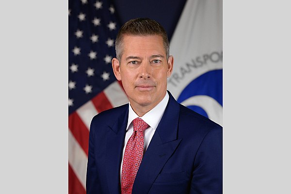 В США зафиксировали рекордное число задержек авиарейсов со времен пандемии Министр транспорта США Шон Даффи заявил что 25 января на фоне непогоды стало худшим днем для американской авиации в части задержки и отмены рейсов со времен ограничений в связи с пандемией коронавируса в марте 2020 года Об этом сообщает ТАСС со ссылкой на телеканал Fox News Это худший день который мы наблюдали в части задержки и отмены рейсов со времен пандемии Но это делается для того чтобы обеспечить безопасность пассажиров сказал Даффи в эфире телеканала По данным министерства в стране было зафиксировано более 4 тыс задержек рейсов и свыше 11 тыс отмен полетов aviaru net n291858