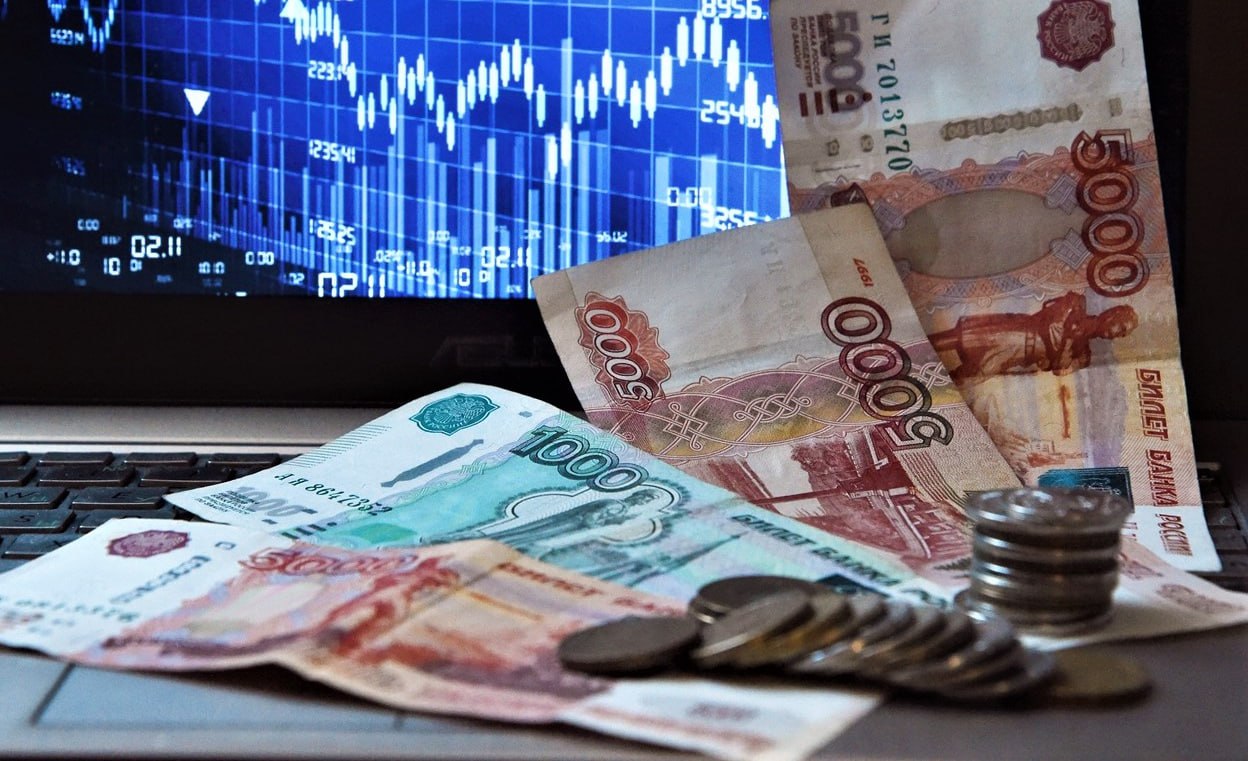 В России предупредили о риске стагнации экономики в 2026 году В следующем году рост экономики может остановиться а в худшем случае пойти на спад прогнозируют в ЦМАКП Этот сценарий возможен при сохранении высокой ключевой низких мировых цен на сырье и переукрепленного рубля Дополнительное давление способно оказать и сокращение бюджетных вливаний В таких условиях бизнес столкнется со снижением спроса ухудшением инвестиционных возможностей и ухудшением качества банковских активов При этом нынешнее замедление нельзя назвать макроэкономически здоровым Российская экономика входит в период более сдержанной динамики не из за слабости ее сознательно переводят в более устойчивый режим считают эксперты В следующем году бюджет по ожиданиям Минфина не будет инфляционным то есть госрасходы не станут расти сильно быстрее доходов fatcat18