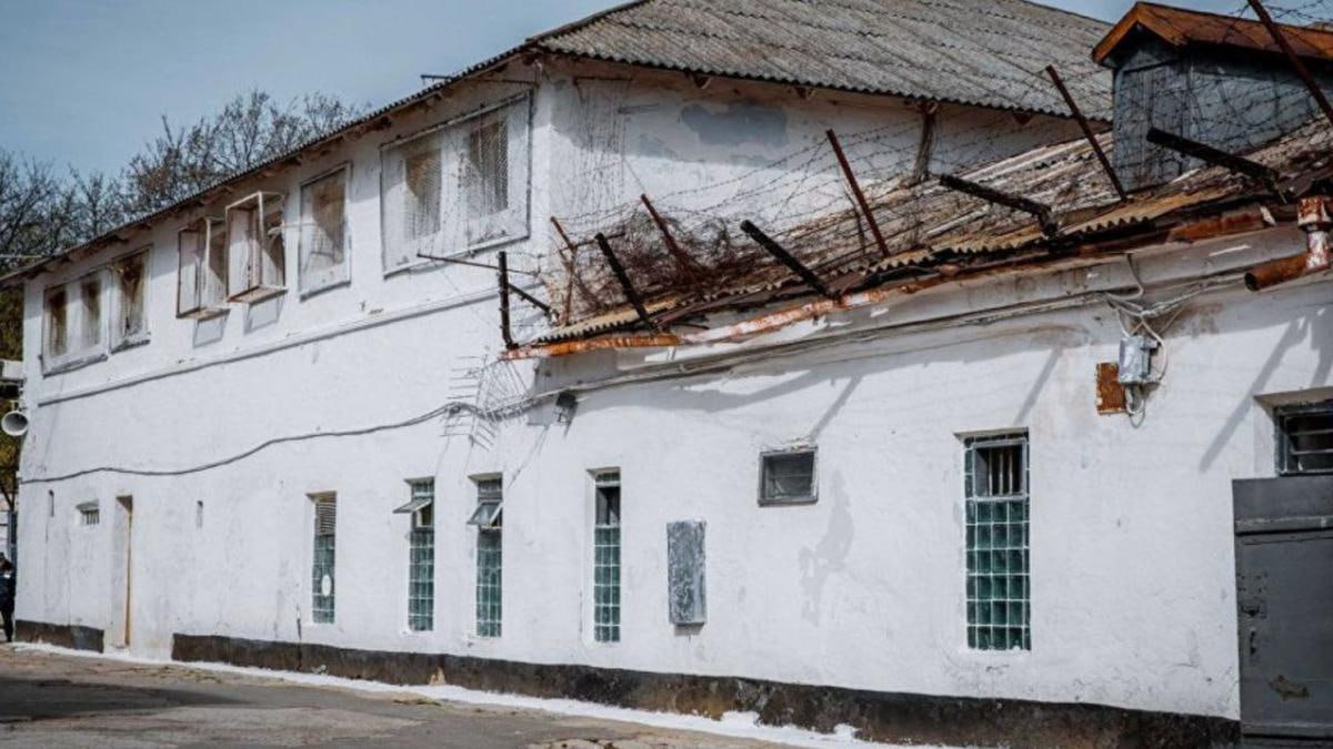 В Кишинёве полиция приведена в состояние повышенной готовности после сообщения о побеге заключённой из пенитенциария №13. По данным PulsMedia, сбежавшей около 24 лет — предположительно, она разбила окно и скрылась. Официальных заявлений пока нет. Кишинев Live. Подписаться