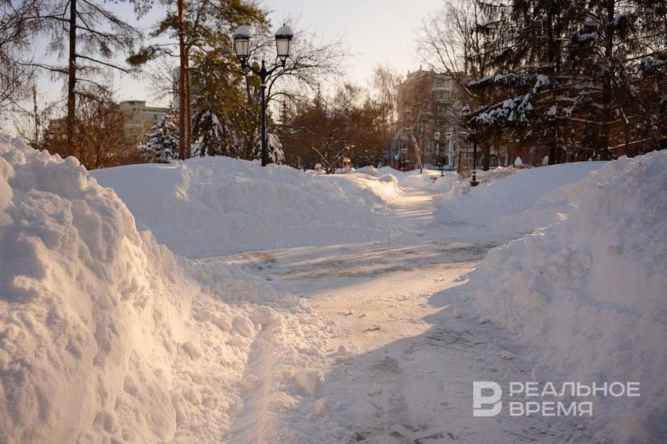 Сегодня в Татарстане ожидается до 9 градусов Ожидается облачная погода метель и сильный снег Ночь пройдет преимущественно без осадков однако уже утром и днем погода ухудшится в отдельных районах республики пройдут обильные снегопады Ветер юго восточный восточный 6 11 м с днем местами порывами до 15 18 м с Температура составит от 4 до 9 градусов На дорогах гололедица днем местами образование снежных заносов
