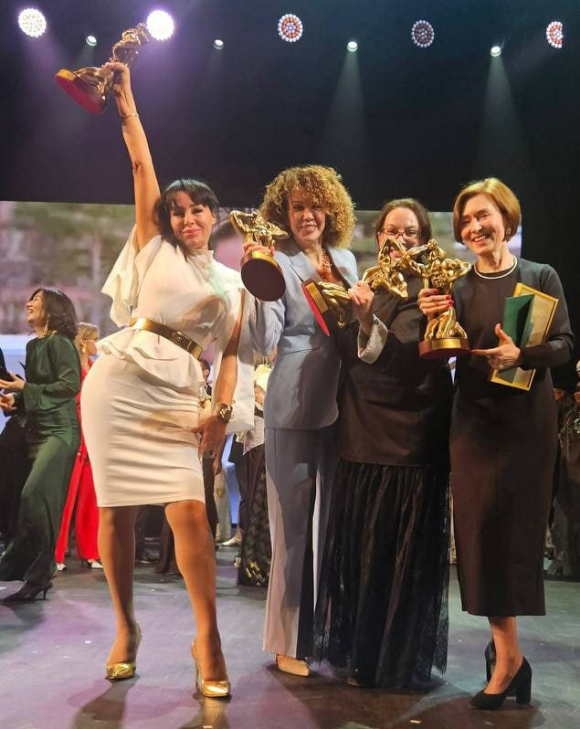 Ну что поздравляем Вести Мордовия стала победительницей в номинации Информационная программа для городов с населением от 300 тысяч до 1 млн человек Теперь даже и без нашего фотошопа директор Вестей Мордовии Наталья Грановская уже может поставить бронзового Орфея на стол Дышите умоляю дышите увещевал ведущий церемонии когда Наталья шла за призом Мы понимаем ее нахлынувшие чувства награда правда высокая да еще и первая в истории мордовского телевидения P S А мы вспоминая один старый анекдот еще дали бы премию этой фотографии в номинации зато какой изгиб Фото Вести Мордовия