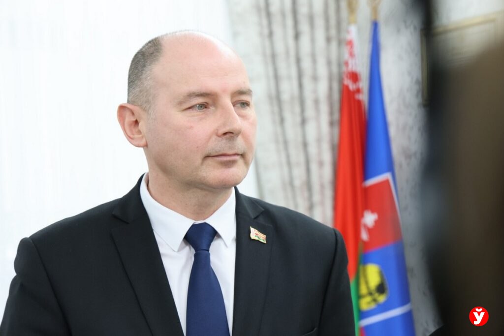 Кушнаренко озвучил главные темы обращений к нему на личном приеме в Смолевичах В центре внимания оказались именно те проблемы которые сегодня определяют качество жизни в Минской области дороги и уличное освещение транспортное обеспечение отопление и электроснабжение При этом часть населенных пунктов откуда поступили эти обращения по вопросам электроснабжения для нужд отопления горячего водоснабжения Прим газифицированы Соответственно мы договорились что будем проводить соответствующие расчеты и предлагать источники энергии в виде подключения либо к сетям газоснабжения либо к сетям электроснабжения там где это возможно отметил губернатор по вопросу который чаще других звучал 29 января в регионе Кушнаренко Смолевичи Подпишись Минская правда MLYN by