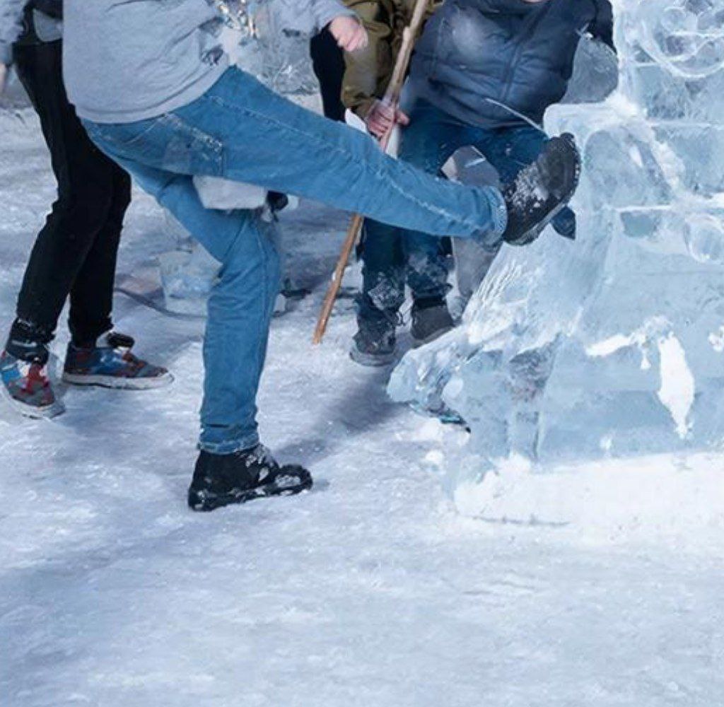 Вандалы разрушают Зимний городок за Дворцом культуры угольщиков в Артёме Новогодние локации в центре Артёма регулярно подвергаются вандализму Неизвестные разрушают теплушки выкручивают дверные ручки ломают радиаторы сообщает окружная администрация Из за хулиганских действий неизвестных уже пострадали светодиодные фигуры и на центральной площади и в зимнем городке за ДКУ Декоративные фигуры предназначены для украшения общественных территорий Запрещено трогать их руками ломать проверять на прочность забираться на них поскольку они подмерзают на морозе ломаются лопаются К тому же фигуры находятся под электрическим напряжением поэтому эти противоправные действия могут представлять угрозу для жизни Только бережным отношением каждого к городскому имуществу мы сможем как можно дольше сохранить в городе сказочную атмосферу праздника говорится в сообщении В полиции в свою очередь сообщили что проводят проверку