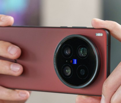 vivo X300 Ultra станет первым смартфоном в мире с двумя 200 мегапиксельными камерами DCS Портал GSMArena сославшись на инсайдера из Китая под ником Digital Chat Station раскрыл информацию о флагманском смартфоне vivo X300 Ultra Утверждается что это будет первый в истории смартфон сразу с двумя 200 мегапиксельными датчиками Речь идет о главном модулей тыльной камеры и перископичесикм телевике с фокусным расстоянием 85 мм
