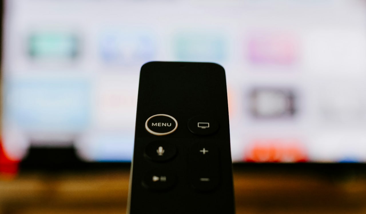 Стриминговый сервис Apple TV переименовали в Apple TV Теперь платформа для просмотра фильмов и сериалов называется так же как умный телевизор компании и его приложение По словам представителей Apple стрим сервис получит яркую новую идентичность Какие изменения в контенте ожидают пользователей неясно Больше новостей в Daily News