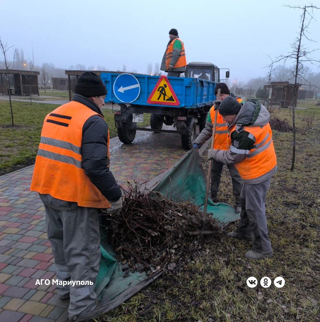 Коммунальщики благоустраивают мариупольские парки    В парке культуры и отдыха имени Гурова сотрудники МУП АГМ «Зеленстрой» выполнили обрезку кустарников. Сейчас коммунальщики собирают срезанные ветки для их последующего вывоза на утилизацию.   А территории Приморского парка специалисты очищают от скопившейся опавшей листвы и случайного мелкого мусора.  Эти работы направлены на придание зонам отдыха эстетичного вида, обеспечение посетителям парков безопасных и комфортных прогулок,  - поясняют в МУП АГМ «Зеленстрой».