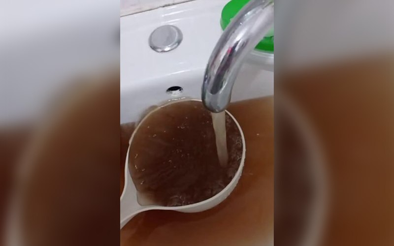 В Ташкенте разъяснили наличие ржавчины в горячей воде В ряде районов столицы в горячем водоснабжении наблюдалось появление ржавой воды Компания Veolia объяснила это подготовкой к отопительному сезону и заявила что с обратившимися потребителями будет проведён перерасчёт на основании соответствующего акта   kun uz ru 39723307 Официальные страницы Kun uz Telegram Facebook Instagram Youtube