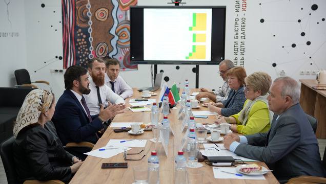 СГУ и Грозненский нефтяной университет развивают сотрудничество по добыче полезных химических элементов Делегация СГУ посетила Грозненский государственный нефтяной технический университет имени академика М.Д. Миллионщикова для обсуждения предстоящего научного партнёрства. Один из приоритетных треков взаимодействия - развитие имеющихся наработок в сфере добычи полезных химических элементов из гидроминерализированного сырья - потоковых и геотермальных вод. В состав делегации вошли: – руководитель центра «Газпромнефть-СГУ» М.Г. Зимина; – заведующая кафедрой аналитической химии и химической экологии Т.Ю. Русанова; – профессор кафедры общей и неорганической химии Д.Г. Черкасов. Подробнее о результатах встречи – на нашем сайте