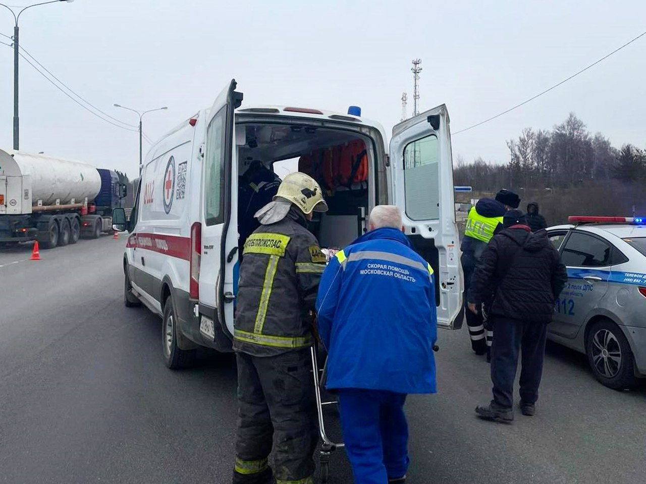 Сегодня работники 311-й пожарно-спасательной части #Мособлпожспас ликвидировали последствия ДТП, которое произошло на 61-м километре автодороги М-2 в Чеховском муниципальном округе.    Сообщение о попутном столкновении легковушки и бензовоза поступило от очевидцев, которые помогли водителю легковой машины, пострадавшему в аварии, выбраться из автомобиля.    Прибывшие по указанным координатам спасатели отключили аккумуляторы транспортных средств во избежание возгорания и транспортировали пострадавшего в машину неотложки. С травмами различной степени тяжести 39-летний мужчина был госпитализирован. Водитель бензовоза не пострадал и в медицинской помощи не нуждался. Цистерна бензовоза после столкновения осталась герметичной, разлива топливо не произошло.     "Мособлпожспас"