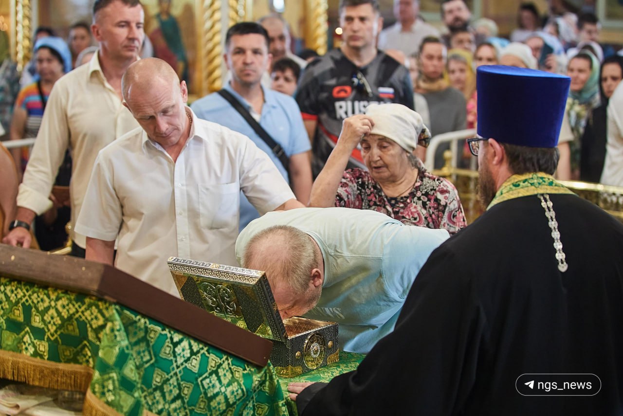 Новосибирцы выстроились в очередь к Вознесенскому собору. В храм привезли мощи Матроны Московской. Реликвия будет находиться в соборе с 19 по 24 июня. Увидеть мощи можно с 07:00 до 21:00 ежедневно. Поддержать редакцию голосом
