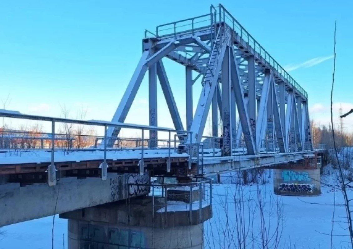 Железнодорожный мост через Охту могут превратить в общественное пространство  Глава администрации Красногвардейского района, Андрей Хорт, объявил о планах выкупа моста на предстоящих торгах в марте. Этот объект станет ключевым элементом нового общественного пространства на берегу Охты, посвященного истории железнодорожного транспорта.  ФЛЭШ ПИТЕР   ПРЕДЛОЖКА