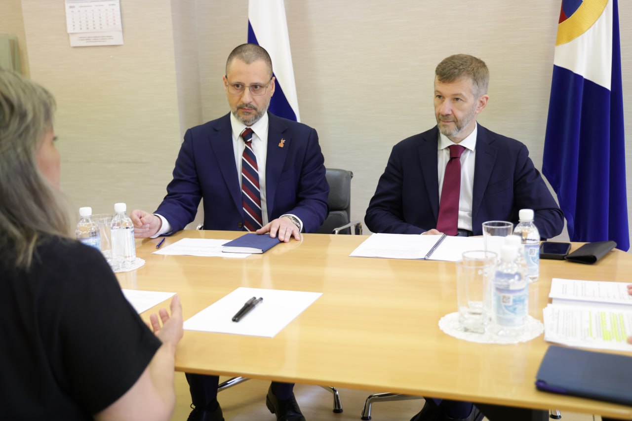 Сегодня провел прием жителей в Приемной Президента Российской Федерации Владимира Владимировича Путина Среди обращений очень важный вопрос о состоянии взлетно посадочной полосы в Кепервееме подняла жительница Билибино Ольга Александровна Текущее состоянии полосы не позволяет увеличить регулярность рейсов и улучшить транспортную доступность Билибино Полоса как и сам аэропорт федеральная собственность сроки выполнения работ там переносятся с 2016 года В рамках проекта Развитие опорной сети аэродромов завершение ремонта планировалось к 2030 году Сейчас при поддержке на федеральном уровне нам удалось договориться о решении вопроса сроки ремонта ускорят Уже в следующем году сделают проектно сметную документацию и в 2026 г начнутся работы по реконструкции взлетно посадочный полосы в Кепервееме чтобы в 2027 г их завершить Еще один вопрос на личном приеме решили сразу жительница Анадыря попросила помочь в размещении брата инвалида в интернате В течение ближайших двух недель специалисты департамента соцзащиты окажут помощь в сборе необходимых документов для оформления Подписывайтесь на мой канал в MAX