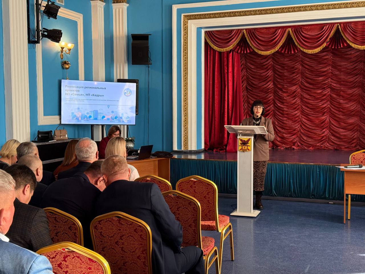 Забайкалье находится на 16 месте среди субъектов России по суммарному коэффициенту рождаемости На проходящем в Чите совете глав муниципальных образований заместитель министра социальной и демографической политики населения Забайкальского края Татьяна Сараева представила ключевые достижения региона по нацпроекту Семья Татьяна Сараева отметила что региональный проект Поддержка семьи входящий в нацпроект Семья направлен на увеличение числа семей с детьми Его главная задача обеспечить адресную помощь семьям при рождении ребенка Ключевой плановый показатель на 2025 год суммарный коэффициент рождаемости 1 629 По данным замминистра проектом уже охвачено 5 212 семей получивших финансовую поддержку при рождении первенца а также региональный материнский капитал при рождении второго ребенка Суммарный коэффициент рождаемости у нас в регионе составляет 1 584 по Российской Федерации в целом 1 3 по ДФО 1 4 Для того чтобы был процесс воспроизводства коэффициент должен быть 2 Сейчас Забайкальский край занимает 16 место среди других субъектов Российской Федерации по этому коэффициенту уточнила Татьяна Сараева Еще один важный проект Многодетная семья ставит целью увеличение количества многодетных семей План на 2030 год рост их числа на 15 В 2025 году планируется достичь суммарного коэффициента рождаемости третьих и последующих детей на уровне 0 531 а также обеспечить охват 4 8 малоимущих граждан государственной социальной помощью на основании социального контракта По информации Татьяны Сараевой уже заключено 2 548 таких контрактов Говоря о проекте Старшее поколение также входящем в нацпроект Семья замминистра подчеркнула что его цель поддержка пожилых граждан и инвалидов Плановые показатели на 2025 год включают охват 4 8 нуждающихся долговременным уходом и вовлечение 30 4 граждан старшего поколения в программы Активное долголетие По словам Татьяны Сараевой услуги в системе долговременного ухода получили 44 гражданина старше трудоспособного возраста и инвалиды Подписывайтесь TG VK MAX