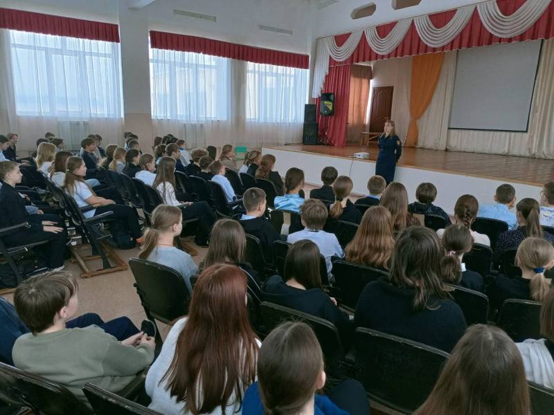 В Самарской области сотрудники полиции и общественники провели профилактические беседы с подрастающим поколением  Школьникам и студентам рассказали о мерах личной безопасности и об ответственности за несоблюдение законов.