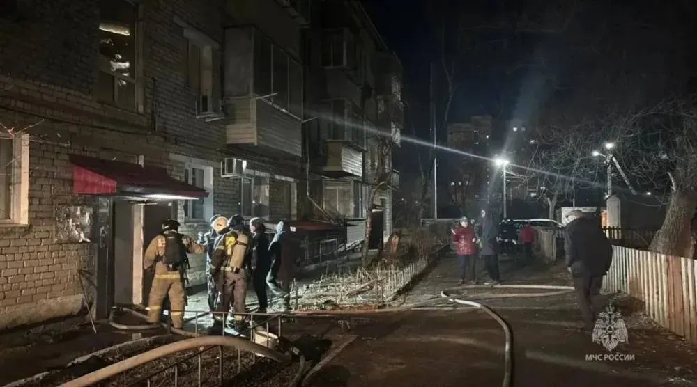 Пожар в Благовещенске унес жизни двоих детей и двоих взрослых Горел 4 этажный дом на улице Пионерской В Благовещенске ночью 22 апреля в службу спасения поступило сообщение о пожаре в многоквартирном 4 этажном доме по улице Пионерской сообщили в ГУ МЧС России по Амурской области В подъезде было сильное задымление на момент прибытия первых боевых расчетов На спасение людей и тушение пожара были направлены силы пожарно спасательных подразделений Огнеборцы МЧС России при помощи спасустройств спасли 13 человек в том числе троих детей Пожар локализовали на площади 60 квадратных метров По предварительной информации в результате пожара погибли три человека один из них ребенок Еще один ребенок пострадал его доставили в медицинское учреждение Позже стало известно что ребенок скончался в больнице По информации СУ СК РФ по Амурской области 22 апреля в ночное время во время тушения пожара в квартире многоквартирного 4 этажного дома по улице Пионерская в Благовещенске были обнаружены тела двух мужчин и 7 летнего ребенка Еще один ребенок 2017 года рождения скончался в медицинском учреждении По данному факту следственный отдел по городу Благовещенск СУ СК РФ по Амурской области возбудил уголовное дело по статье Убийство двух и более лиц в том числе малолетнего совершенное общеопасным способом Следственно оперативная группа с участием следователя криминалиста провели осмотр места происшествия Все обстоятельства произошедшего в настоящее время выясняются Фото пресс служба ГУ МЧС России по Амурской области ТЕЛЕПОРТ РФ здесь все об Амурской области  Мы в МАХ  Написать нам