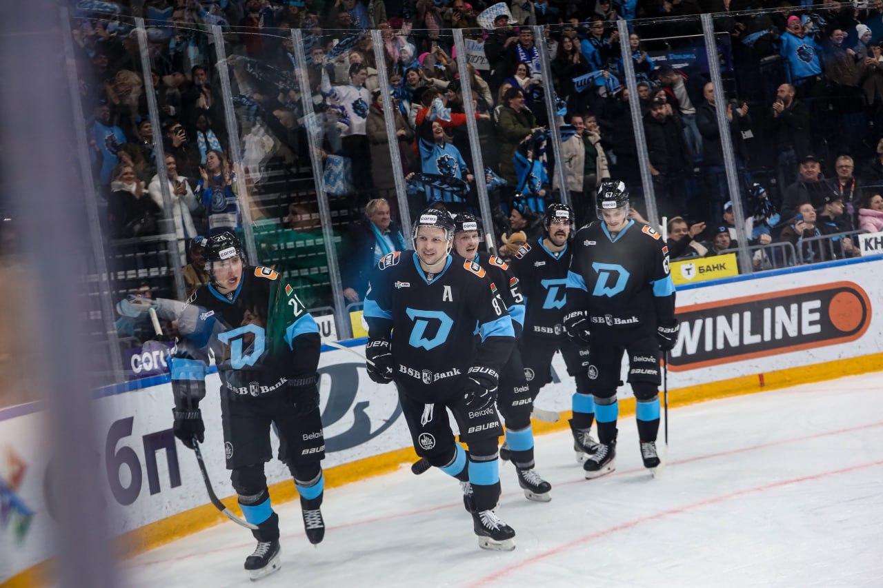 Уже завтра минское Динамо возобновит регулярный чемпионат КХЛ Зубры на выезде сыграют против ярославского Локомотива 18 декабря подопечных Дмитрия Квартальнова ждет поединок в Екатеринбурге с Автомобилистом 21 декабря динамовцы вернутся на Минск Арену где встретятся с Ладой Сколько очков наберут минчане на этой неделе hockeyby